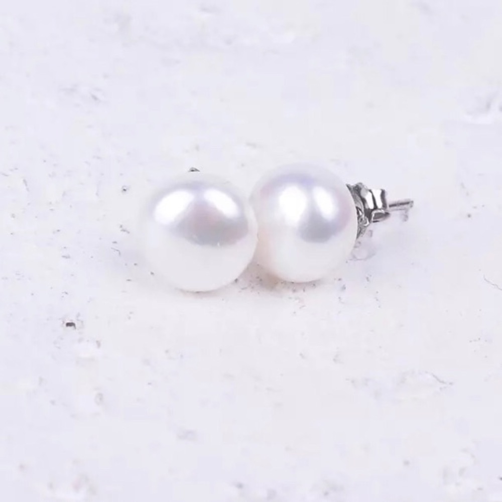 Freshwater pearl stud earrings